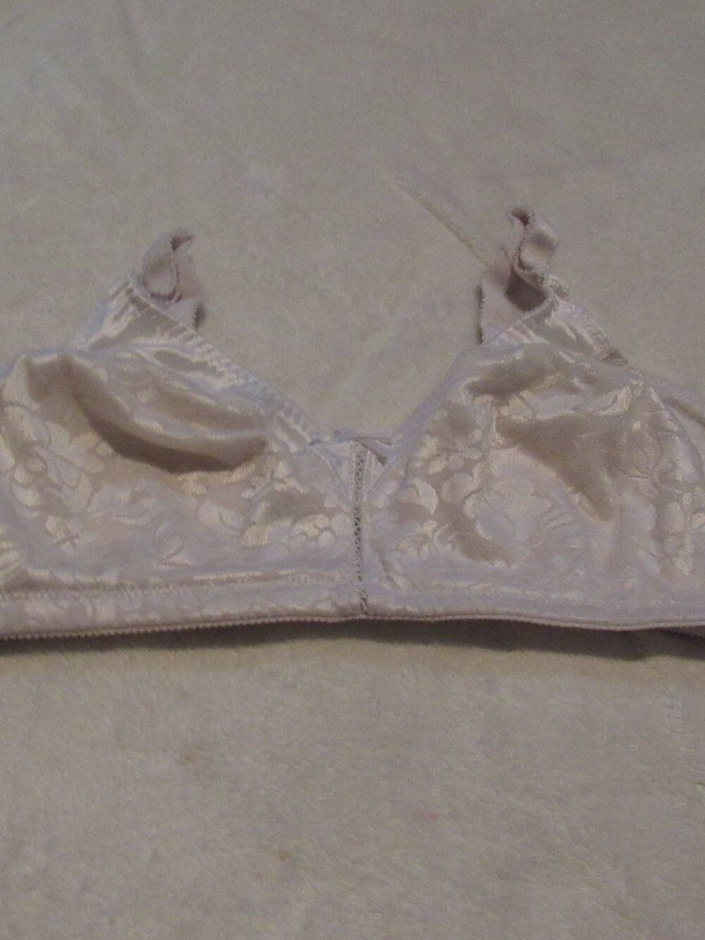 Bali White Wireless Bra  Size 42C USED